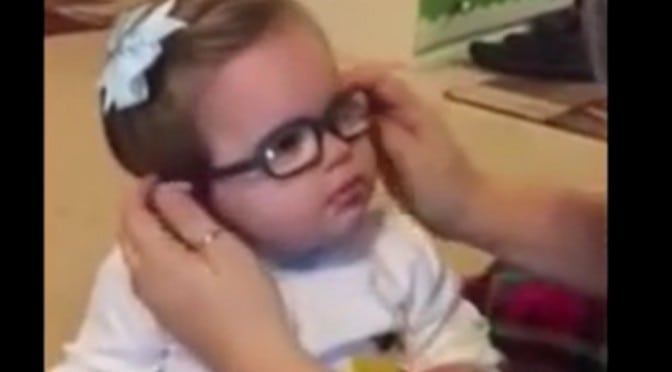 Da den svaksynte lille jenta får brillene på, er reaksjonen fantastisk.