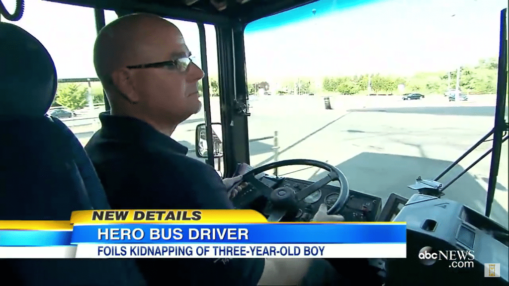 Bussjåfør Tim Watson redder en 3 år gammel gutt fra kidnapping