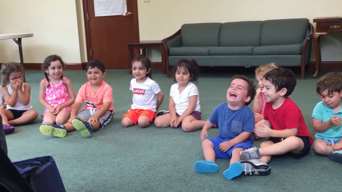 Barna skal klappe mens «frøken» spiller. Følg med på gutten i blå t-skjorte og få deg en god latter!