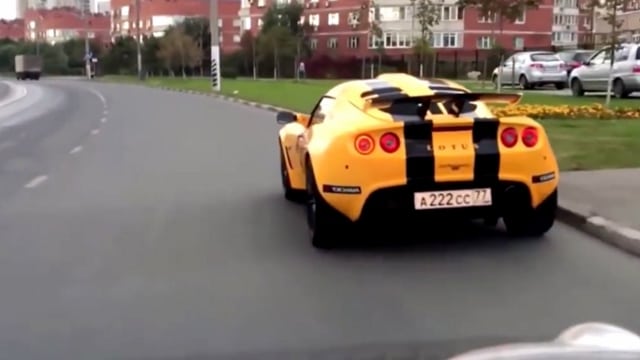 Bilen foran er en gul og kul Lotus. Når sjåføren stiger ut….Kult!