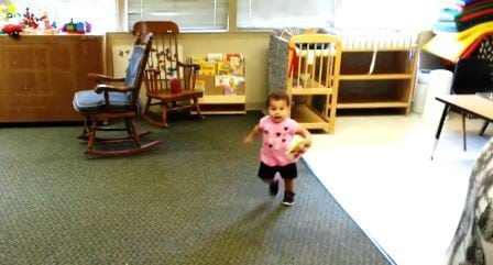 Hun har hatt sin første dag i barnehagen. Sjekk den søte reaksjonen når pappa kommer for å hente henne!