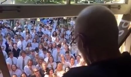 Da læreren ser ut av vinduet sitt, står det 400 elever og synger for ham. Grunnen er rørende!