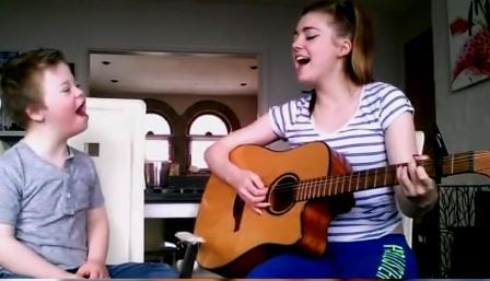 Storesøster synger lillebrors favorittsang – men følg med når han også stemmer i… Herlig!