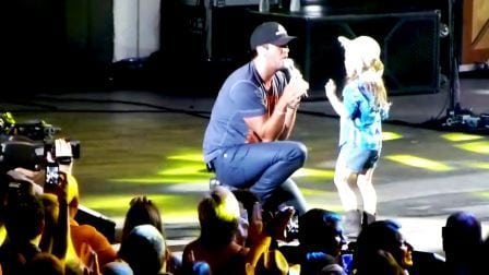 Da countrystjernen inviterer den lille jenta opp på scenen, overtar hun hele showet. Så moro!