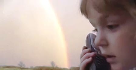 Hun har oppdaget hvor regnbuen ender, og ringer bestemor for å fortelle den gode nyheten. Så herlig!