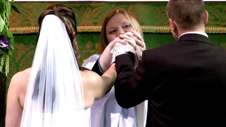 Presten holder brudeparet i hendene – men når de snur seg… Så gøy!