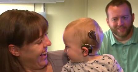 Den døve babyen får høre foreldenes stemme for første gang. Reaksjonen er helt herlig!