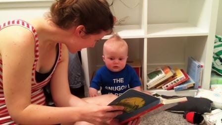 Den lille gutten har virkelig oppdaget gleden med å lese, men sjekk reaksjonen når boka er ferdig.