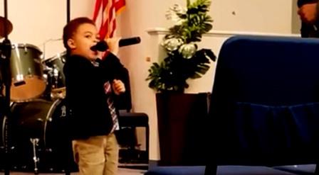 To voksne menn skal synge en gospelsang, men det er en fireåring som stjeler showet. Fantastisk flott!