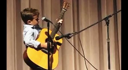Syvåringen går ut på scenen for å synge en sang av Johnny Cash og får hele salen til å juble!
