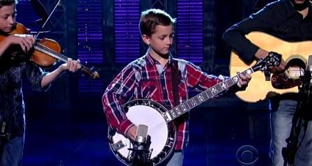 Den sjenerte 9 åringen dukket opp på scenen med banjoen sin – nå har han imponert millioner verden over!