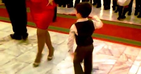 Guttungen byr opp damen i rødt til en dans – like etter står hele selskapet og klapper av begeistring.