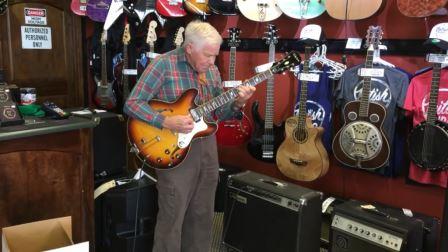 81-åringen går inn i butikken for å prøve en gitar. Den butikkansatte blir målløs når han begynner å spille.