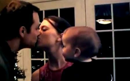 Babyen ser at mamma og pappa kysser hverandre – reaksjonen er helt herlig!