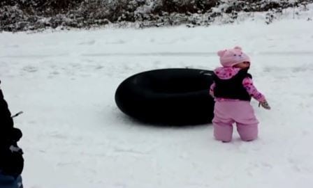 Lille Hazel får smake brokkoli for første gang, sjekk den herlige reaksjonen.