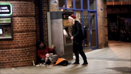 Den hjemløse mannen får en gave av en fremmed. Like etter løper han til speilet og hopper av glede.