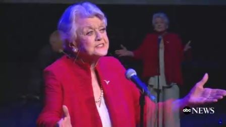 91-åringen inntar scenen og begynner å synge Disney-klassikeren, og denne damen kjenner vi jo igjen!