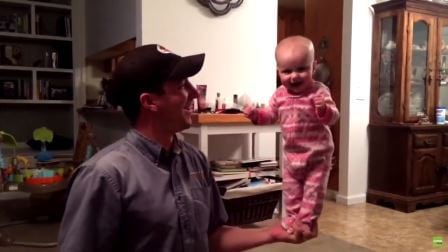 Hun er bare 4 måneder og står støtt som bare det på pappas hånd. For en dyktig liten balansekunstner!
