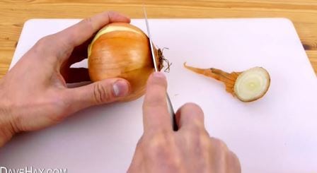 Sliter du når du skal kutte løk og tomater? Dette tipset er genialt!