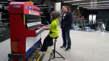 Det står et piano på kjøpesenteret, og niåringen imponerer alle med sin Mozart symfoni!