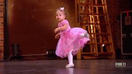 Mamma viser en flott danseoppvisning, men når den 2 år gamle datteren kommer på scenen smelter dommerne.