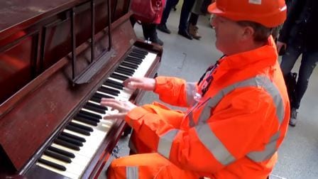 Bygningsarbeideren ser et piano på togstasjonen – og imponerer alle!