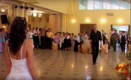 Jeg har sett mange bryllupsdanser, men ingen som gjenskaper løftet fra «Dirty Dancing»!