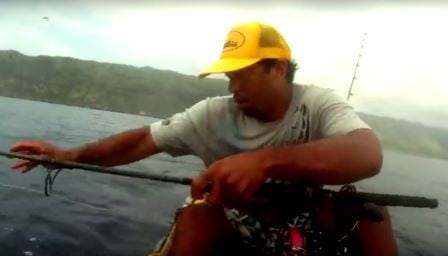Han er ute på fisketur med kajakken sin – men i det han drar opp snøret får han sjokk!