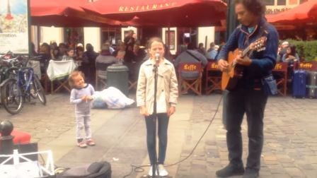 11-åringen spør om hun kan få synge med gatemusikanten, og han angrer ikke på at han sa ja!