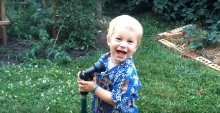 Gutten oppdager hageslangen, og syns den er morsom – men sekunder etter…Haha!