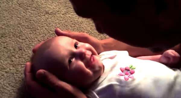 Pappa synger for den lille datter sin, og babyens reaksjon er helt fortryllende… Smelt!