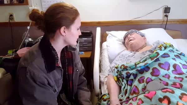 Sykepleieren sitter ved den døende kvinnen – det den gamle damens sønn fanger på film er så fint!