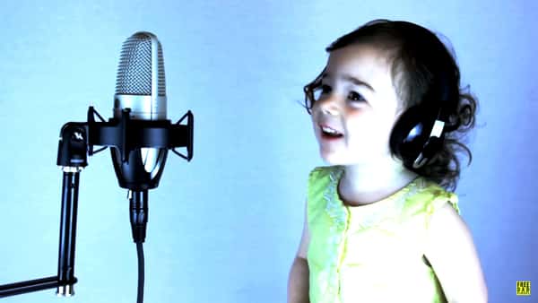Pappa tar med treåringen i studio for å spille A-ha sin store slager – følg med når hun begynner å synge!