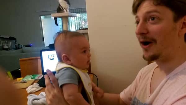 Pappa sitter med sin 3 måneder gamle sønn på fanget – det babyen sier gir pappa hakeslepp!