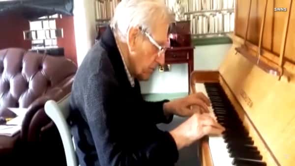 94-åringen er dement, men en ting har han ikke glemt – konas favorittsang! ❤️