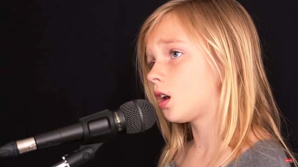 Elleveåringen synger Simon & Garfunkels 60-tallsklassiker, og tar sangen til nye høyder!
