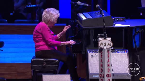 Countrystjernen avbryter konserten og lar bestemor på 98 år slippe til på pianoet, og for et talent hun viser!