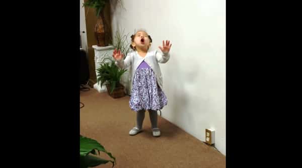 Den lille jenta er lykkelig over å ha blitt frisk etter et sykehusopphold  – og synger denne gospelsangen ustanselig!