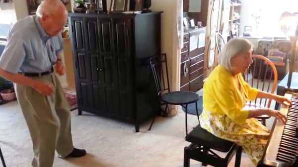 Sønnen besøker sine foreldre på 90 og 81 år som sammen skaper et spontant og herlig øyeblikk!