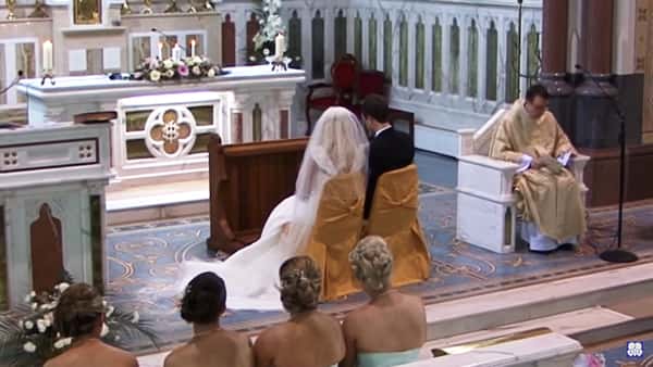 Brudeparet sitter klar ved alteret, men det er presten som får alle til å få gåsehud.