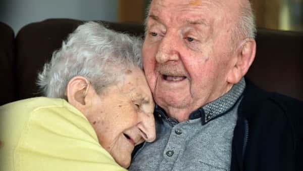 Moren på 98 år flyttet inn på aldershjemmet – for å ta seg av sin 80 år gamle sønn!