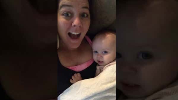 Mamma synger «I love you» til babyen, men hør hva datteren svarer… Så utrolig søtt!