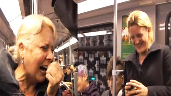 En kvinne begynner å le på T-banen, men det morsomste er reaksjonen til resten av passasjene!