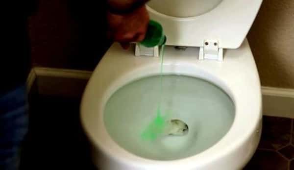 Han heller oppvaskmiddel i toalettet – trikset er like enkelt som det er genialt!
