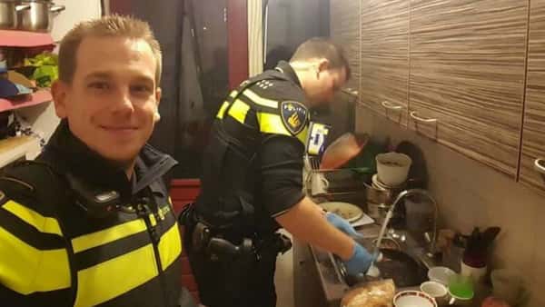 Moren ble sendt til sykehuset, da ble politiet igjen og lagde mat til barna hennes!