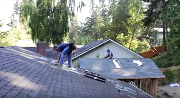 To menn jobber på taket, men se hva som skjer når musikken starter!