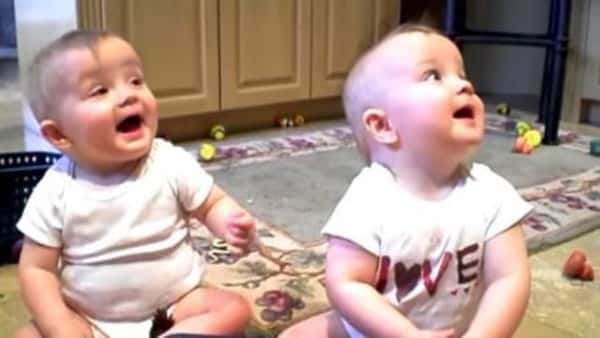 Tvillingene sitter og leker på gulvet, men se den søte reaksjonen når pappa nyser!