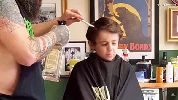Moren forventer seg en katastrofe når sønnen med autisme skal klippes, men denne frisøren vet råd!