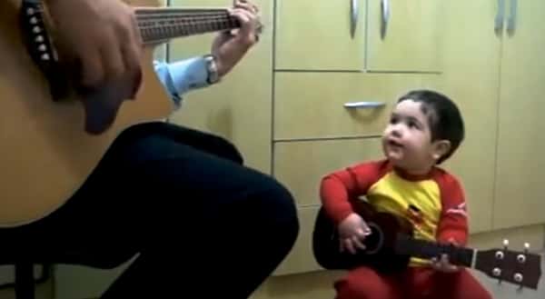 Pappa tar frem gitaren og begynner å synge Beatles-låta, når ettåringen synger med blir det supersøtt!