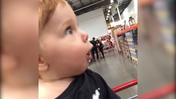 Den lille gutten ser et julepyntet kjøpesenter for første gang – reaksjonen er bare helt skjønn!